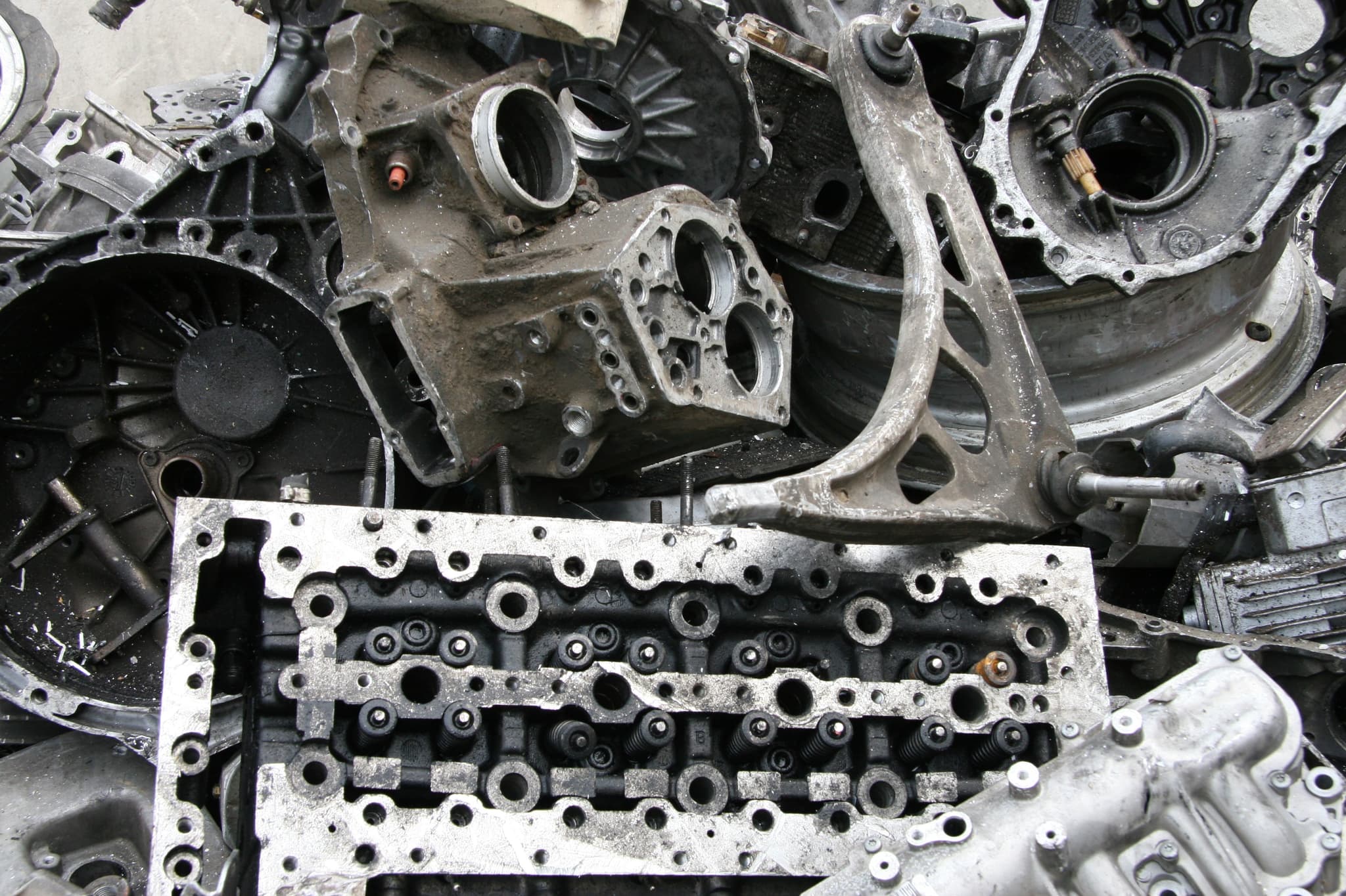 Rottami metallici di motori e componenti meccanici in alluminio e ghisa